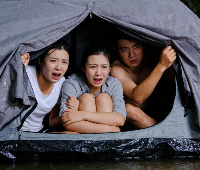 被困在帐篷里我竟发现她妹妹开始脸红了开元棋牌试玩带老婆和她妹妹露营晚上(图2)